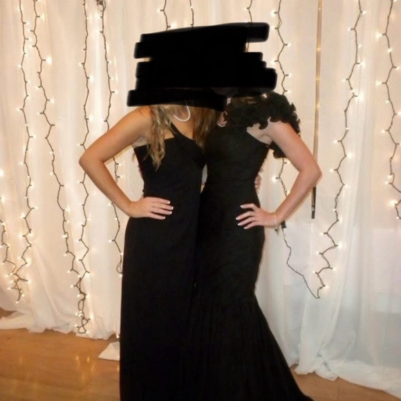 Elegant Black Evening Gown - Picture 2 of 3